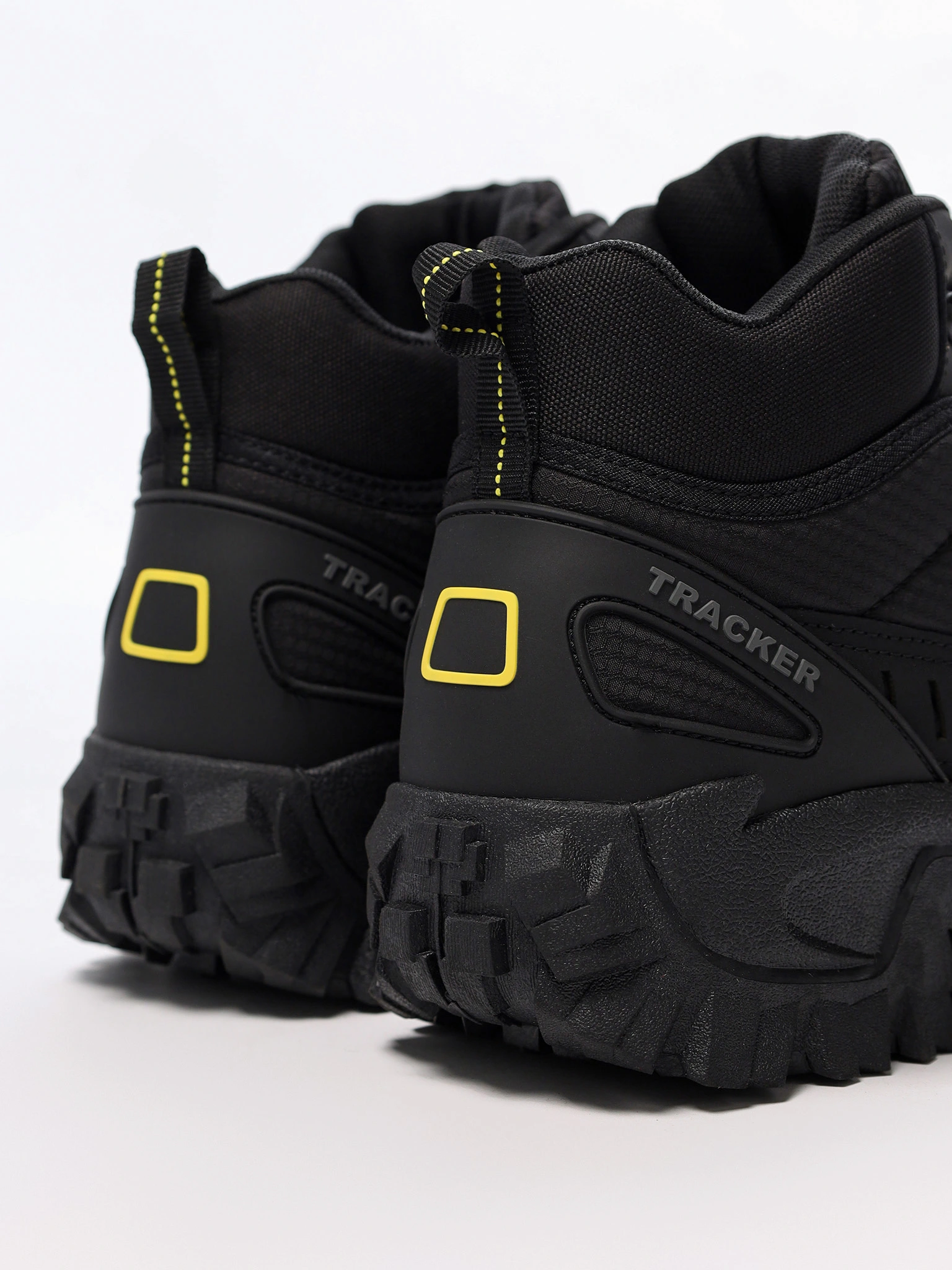 Кроссовки черного цвета текстильные на рельефной подошве